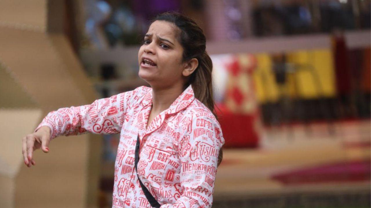 When the first two contestants enter the mandi, the master reveals that the ration shopping task is also a nomination drill, which is conducted as per the mandi rate, which is 'paanch ka ek' and 'dus ka do'. To buy ten ration/grocery items, the housemates in the mandi must nominate two contestants, and to buy five items, they must nominate a contestant. 